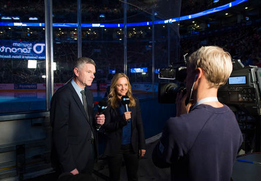 Viasats expert Harald Lückner och reporter Frida Nordstrand