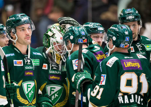 Färjestads Milan Gulas firar med målvakt Fredrik