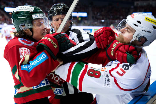 Frölundas Mats Rosseli Olsen i slåss med Modos Nichlas