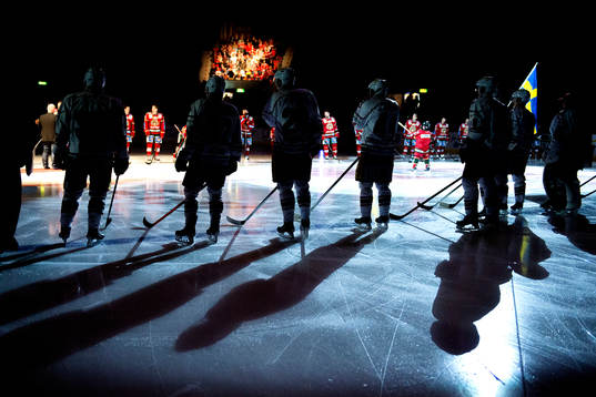 Spelarna står uppställda vid lineup