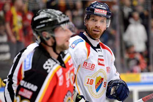 Djurgårdens Mikael Samuelsson tittar på Luleås Chris