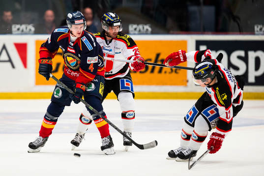 Djurgårdens Marcus Högström i kamp om pucken med