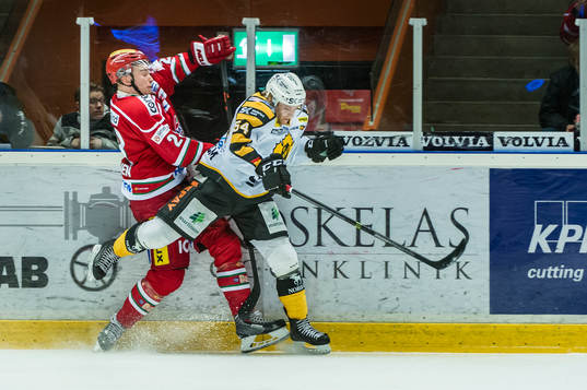 Modos Joonas Nättinen blir stoppad av Skellefteås Anton