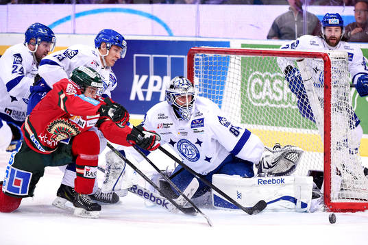 Frölundas John Dahlström och Leksands målvakt Joakim