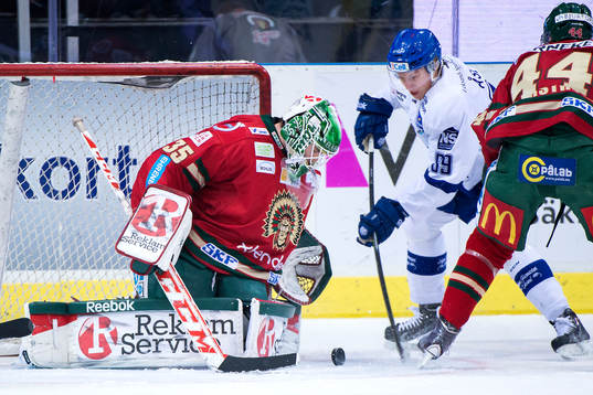 Leksands David Åslin (h) oroar framför Frölundas