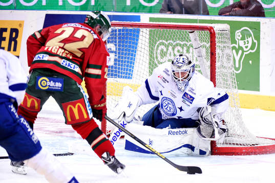 Frölundas Robin Figren och Leksands målvakt Joakim