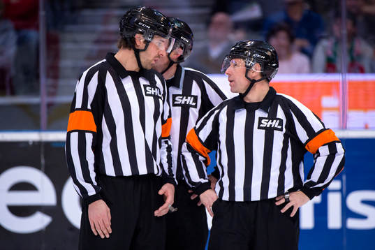 Domarna Mikael Sjöqvist och Wolmer Edqvist pratar