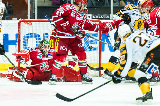 Modos målvakt Linus Ullmark försöker rädda puckarna