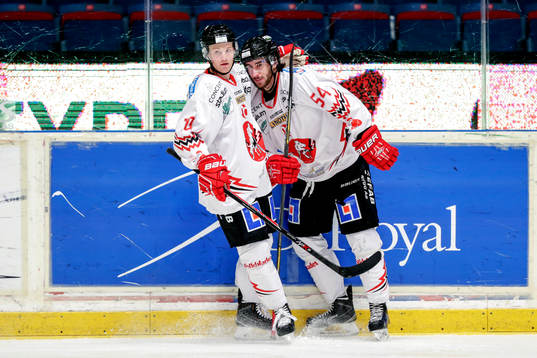 Vita Hästens Jesper Samuelsson och Adam Schmidt jublar