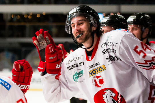 Vita Hästens Adam Schmidt jublar