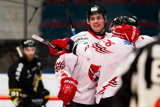 Vita Hästens Joakim Petersson jublar