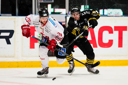 s Ryan McKiernan i kamp om pucken