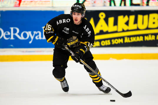 s Jonathan Andersson med pucken