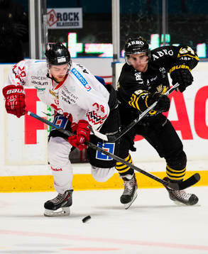 s Ryan McKiernan i kamp om pucken