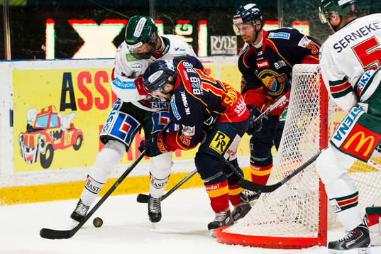 Frölundas Jacob Larsson i kamp om pucken med Djurgårdens