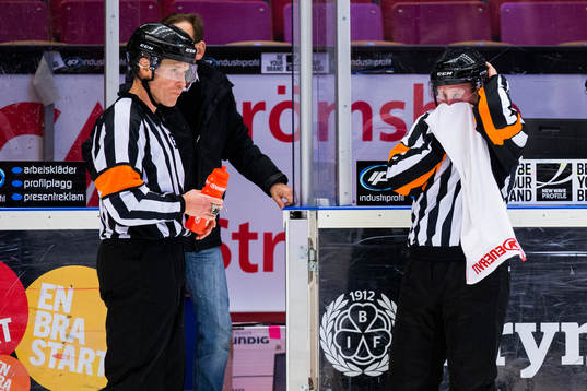 Domare Tobias Björk och domare Christoffer Karlsson