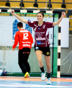 Lugis Albana Arifi och Eslövs målvakt Nathalie Wingemo