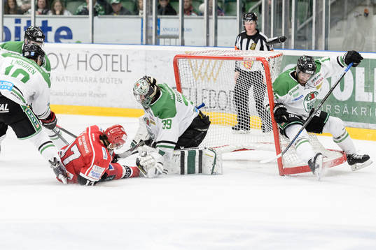 Almtunas Oscar Milton kör in i Rögles målvakt Stefan