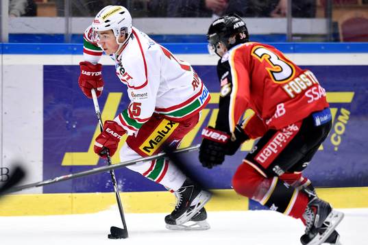 Modos Albin Runesson med pucken