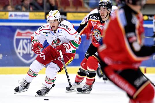 Modos William Nylander med pucken