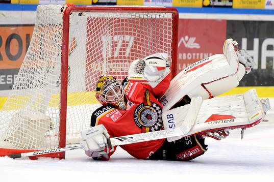 Luleås målvakt Joel Lassinantti  ramlar omkull