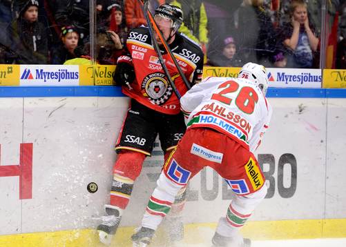 Luleås Robin Jonsson får Modos Samuel Påhlsson klubba i