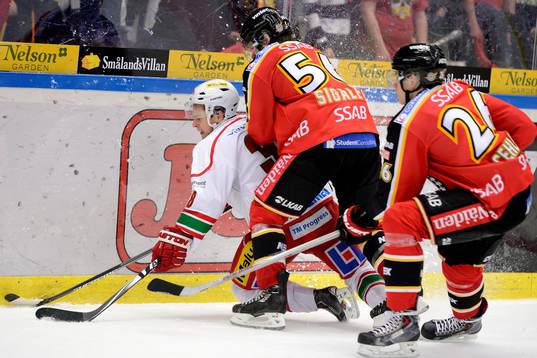 Luleås Jonathan Sigalet tacklar Modos Nichlas Torp