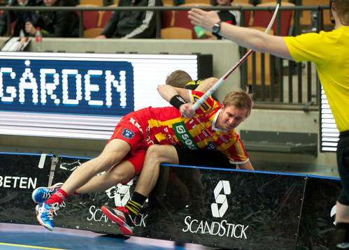 s Kristoffer Kranberg och Helsingborgs Mika Moilanen under innebandymatchen i SSL mellan FC Helsingborg och AIK den 11 januari 2015 i Helsingborg. Matchen slutade med hemmaseger, 8-4.