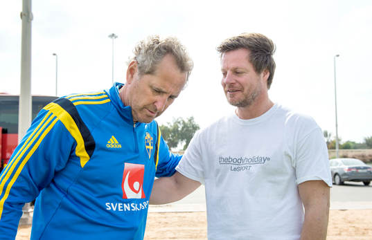 Den gamle storspelaren Stefan Schwarz samtalar med Sveriges förbundskapten Erik Hamrén