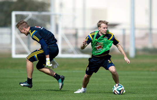 Sveriges målvakt Karl-Johan Johnsson och Oscar Lewicki
