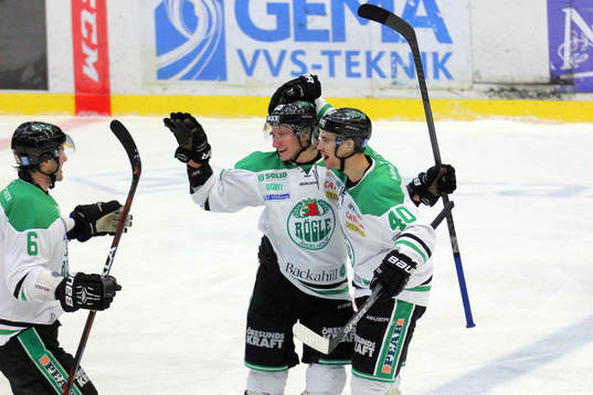 Rögles Jakob Lilja (m) jublar med Andreas Lilja och Jesper