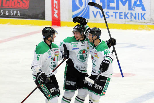 Rögles Jakob Lilja jublar med Andreas Lilja och Jesper