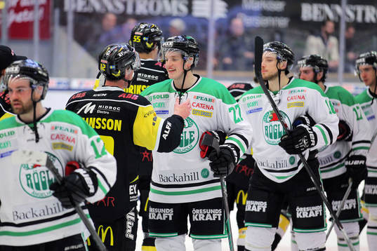 Rögles Rasmus Bengtsson tar i hand med Västerås Fredrik