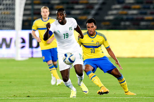 Elfenbenskustens Yaya Toure och Sveriges Isaac Kiese Thelin