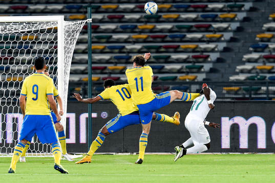Elfenbenskustens Serge Aurier och Sveriges Isaac Kiese Thelin och Johan Elmander