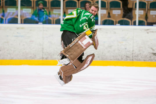 Björklövens målvakt Kevin Lindskoug dansar