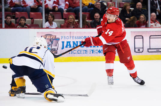 Detroits Gustav Nyquist skjuter ett skott