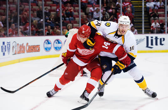 Detroits Gustav Nyquist blir fasthållen av Nashvilles