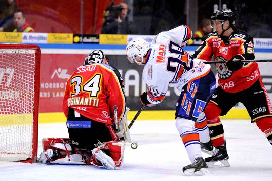 Växjös Robin Söderquist framför Luleås mål
