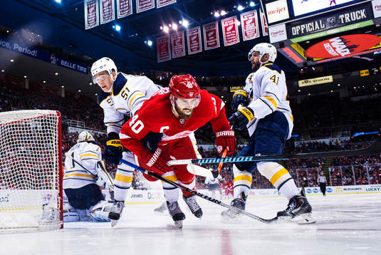 Buffalos Nikita Zadorov och Andrej Meszaros stoppas