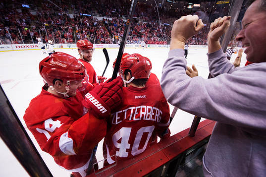 Detroits Gustav Nyquist och Brendan Smith jublar med Henrik