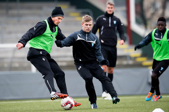 Malmö FFs Markus Rosenberg i kamp med Erik Andersson