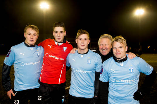 Malmö FFs nyförvärv som deltog på träningen poserar för en bild, från vänster, Franz Brorsson, målvakt Marko Johansson, Erik Andersson, materialförvaltare Swidde Nilsson och Oscar Lewicki