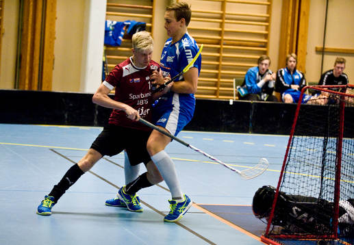  Hårda tag mellan Rökes Victor Ohlsson och Slätaflys Fredrik Cederblad  i matchen mot Slätafly den 24 Januari 2015