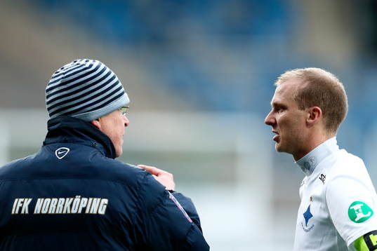 Norrköpings Andreas Johansson pratar med tränare Jan