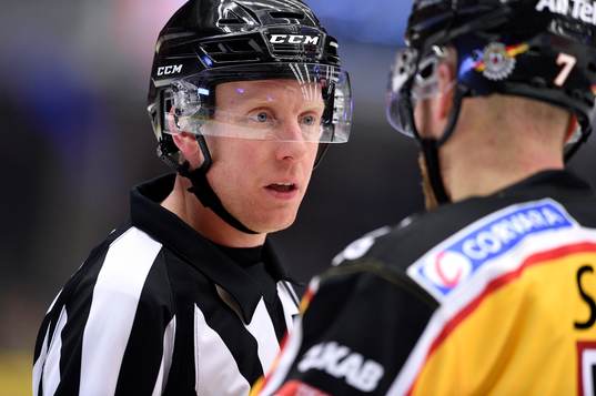 Domare Mikael Holm pratar med Luleås Jan Sandström