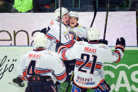Växjös Patrik Lundh jublar med Alexander Johansson, Cory Murphy, Niclas Lundgren