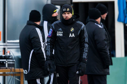 s tränare Andreas Alm under träningsmatchen i fotboll mellan AIK och Lahti den 24 januari 2015 i Stockholm. 