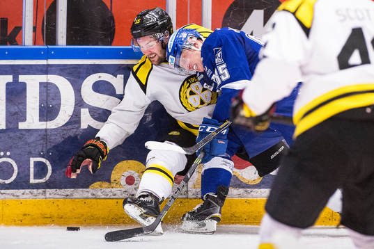 Brynäs Simon Bertilsson och Leksands Toni Kähkönen i en
