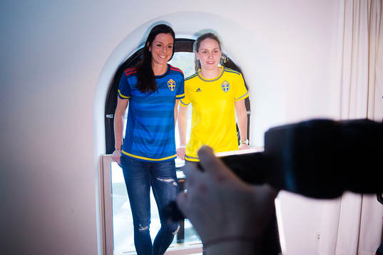 Lotta Schelin och Lisa Dahlkvist blir fotograferade
